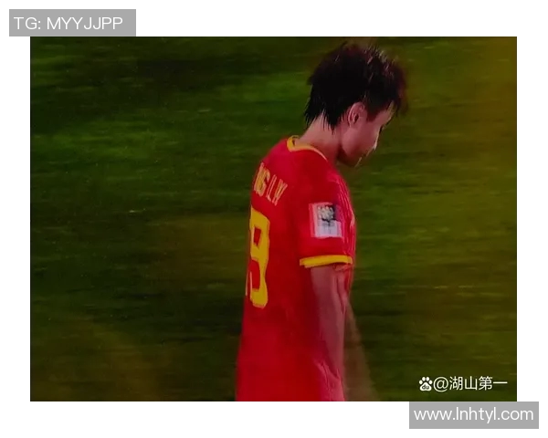 何超足球：探索足球背后的故事与激情，揭示运动员的奋斗与梦想